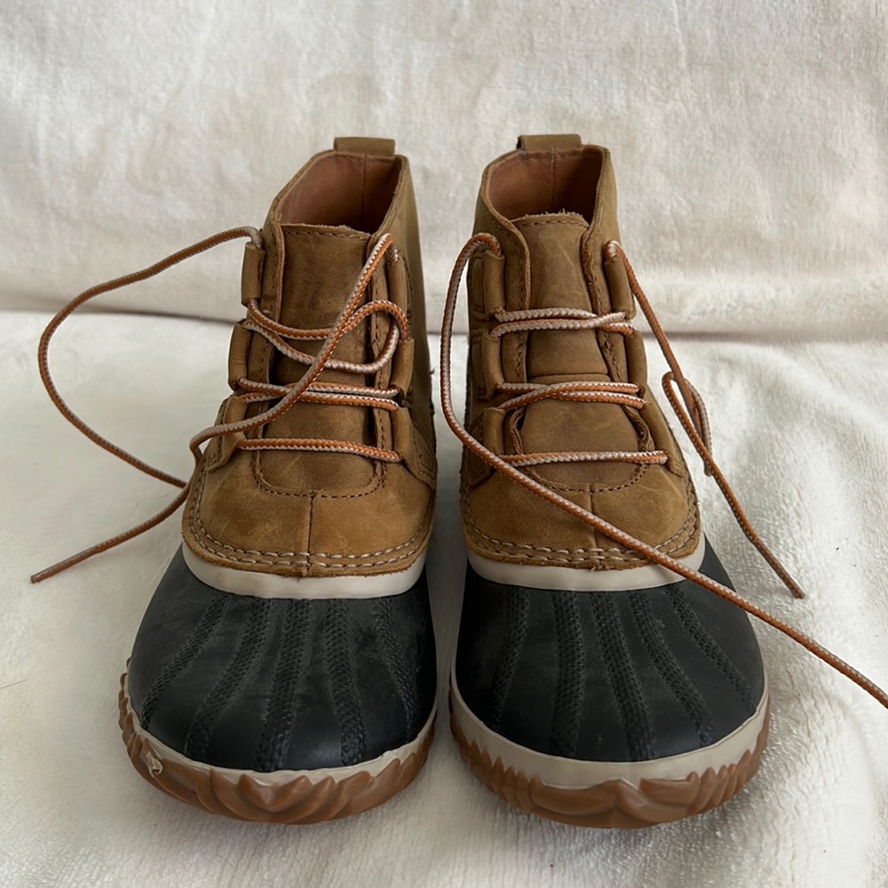 Sorel Out and About ankle boots size 8 Navy rubber with Saddle trim Never worn